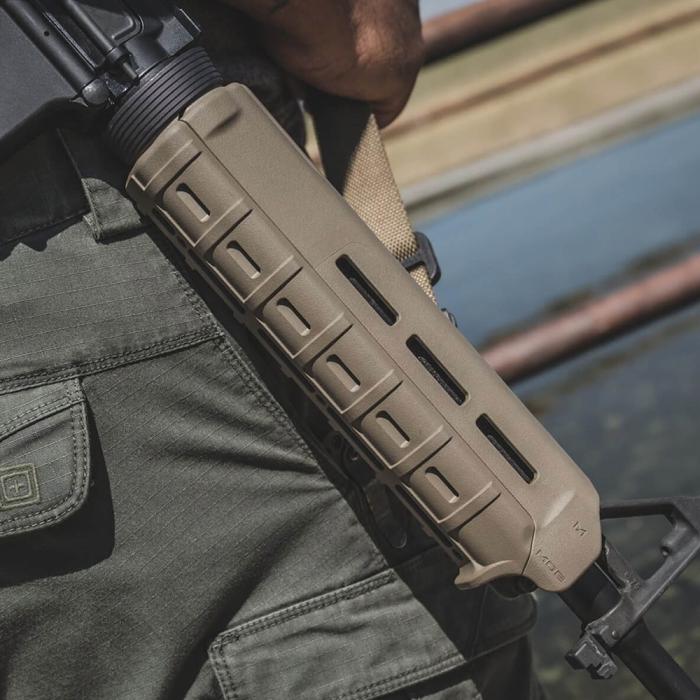 マグプル MOE M-LOK ハンドガード ミドルレングス-AR15/M4/MOE M-LOK Hand Guard Mid-Length AR15/M4 【ブラック/フラットダークアース】